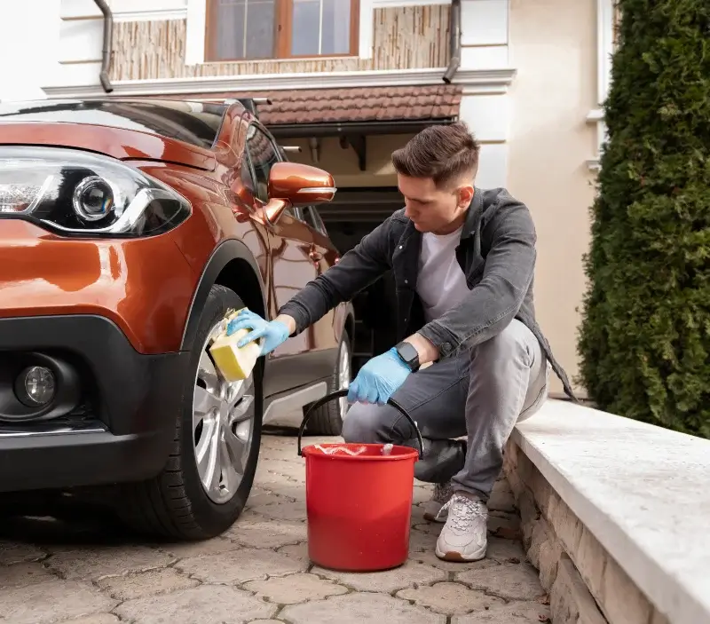 Lavage auto à domicile Glières-Val-de-Borne : professionnel intervenant sur un véhicule